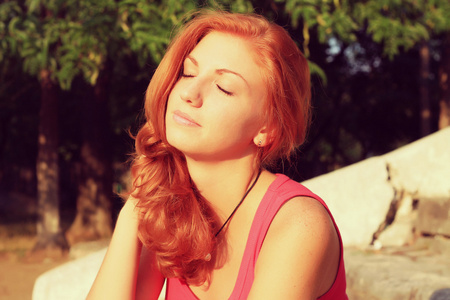 年轻漂亮的红头发的女人户外时尚秋季肖像
