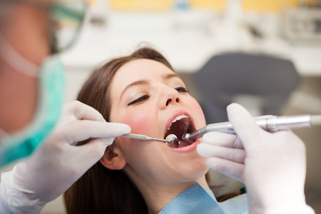 牙医做牙科治疗