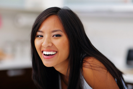 一个年轻的笑亚洲女人的特写肖像