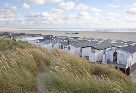 在与海 ijmuiden，荷兰在海滩上的房屋查看