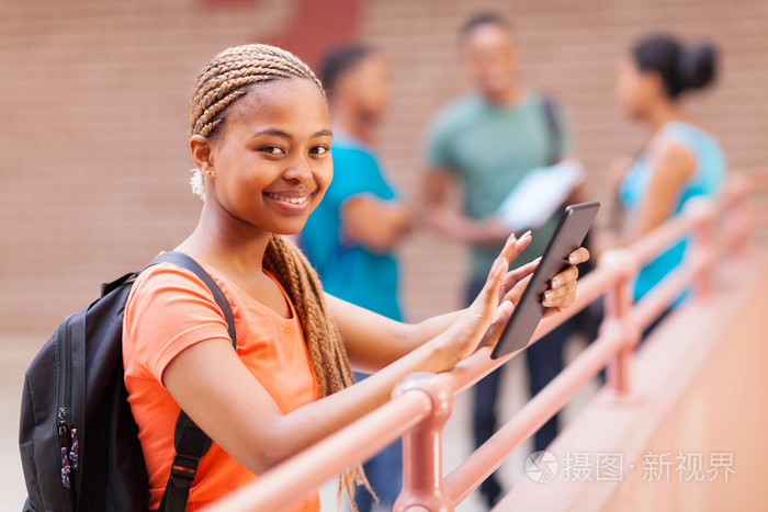 年轻的非洲裔美国大学学生使用平板电脑