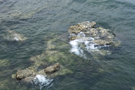 在海边的岩石
