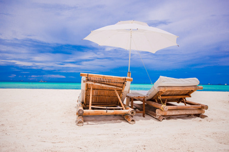 天堂观的好热带空沙质 plage 与伞和沙滩椅