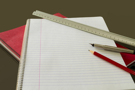 空白笔记本与笔 铅笔和板条