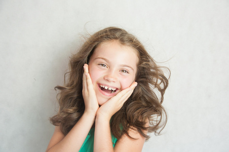 儿童兴高采烈图片