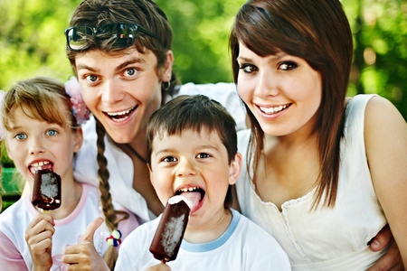 幸福的家庭和组儿童吃冰淇淋