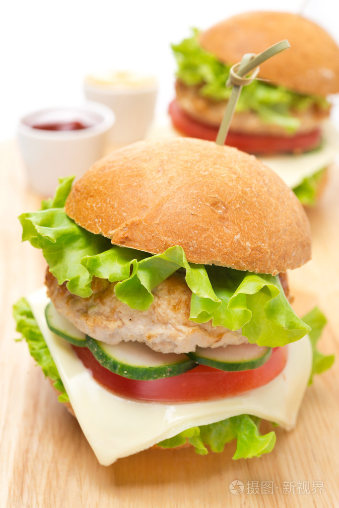 与蔬菜, 奶酪, 番茄酱和芥末酱鸡肉汉堡