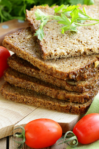 全麦黑麦面包与米糠和种子，健康饮食