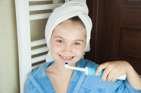 小女孩在洗澡刷牙照片