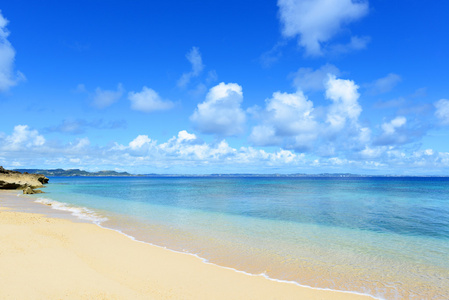 美丽的海滩和夏日的天空