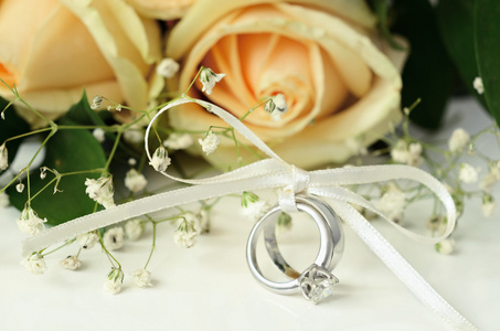结婚和订婚戒指