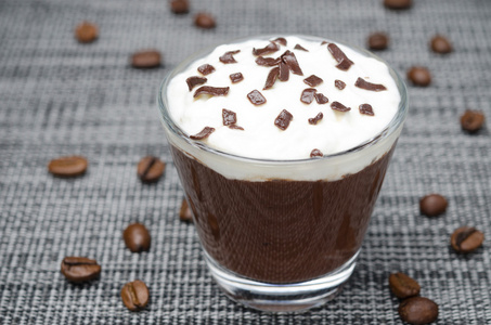 咖啡和巧克力慕斯鲜奶霜特写