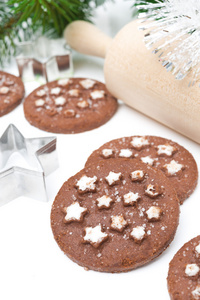 白色背景上的圣诞巧克力饼干特写