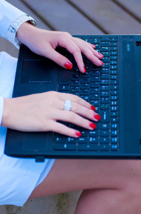 女性的双手在键盘上