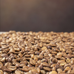 木制背景上的咖啡豆