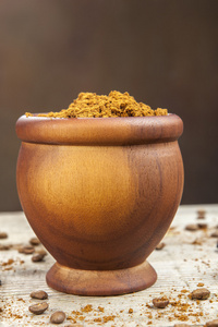 砂浆和褐色的咖啡与杵