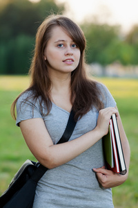 一个学生在大学的院子里