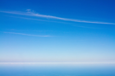 纯净大海纯净的大海, 海岸线和天空背景照片