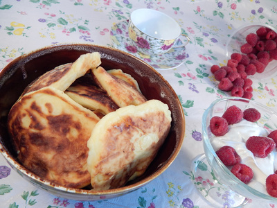 在煲和酸奶油和覆盆子煎饼