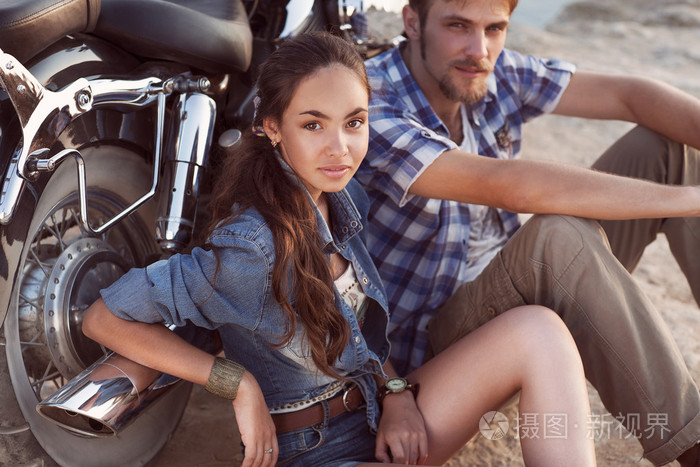 骑自行车的男人和女孩坐