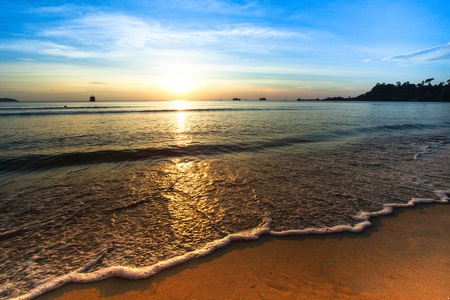 美丽的海上日落