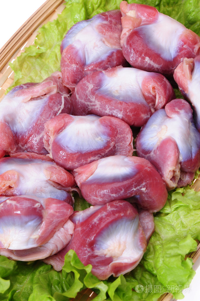在白色背景上的原料鸡肫