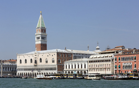 盛大渠道与小船和颜色体系结构在威尼斯，意大利