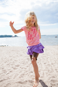 在海滩上的年轻女孩