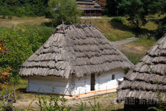 在夏天在 pirogovo 博物馆，基辅，乌克兰采取在公园的木房子