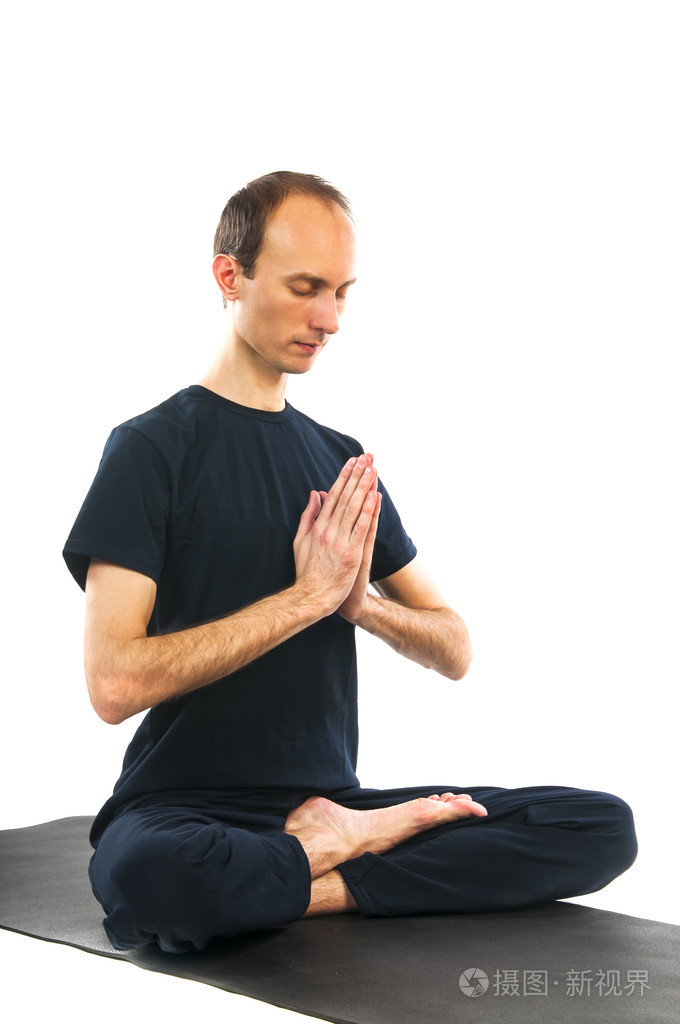年轻男子在做简单的瑜伽姿势