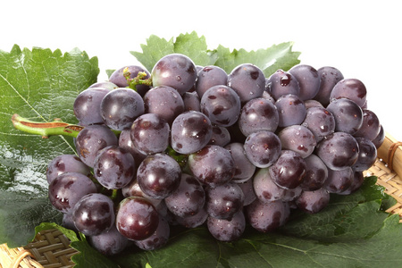 成熟的黑葡萄