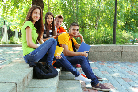 快乐群坐在公园的年轻学生