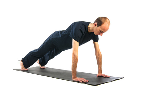 chaturanga dandasana 瑜伽 posesion 的男人