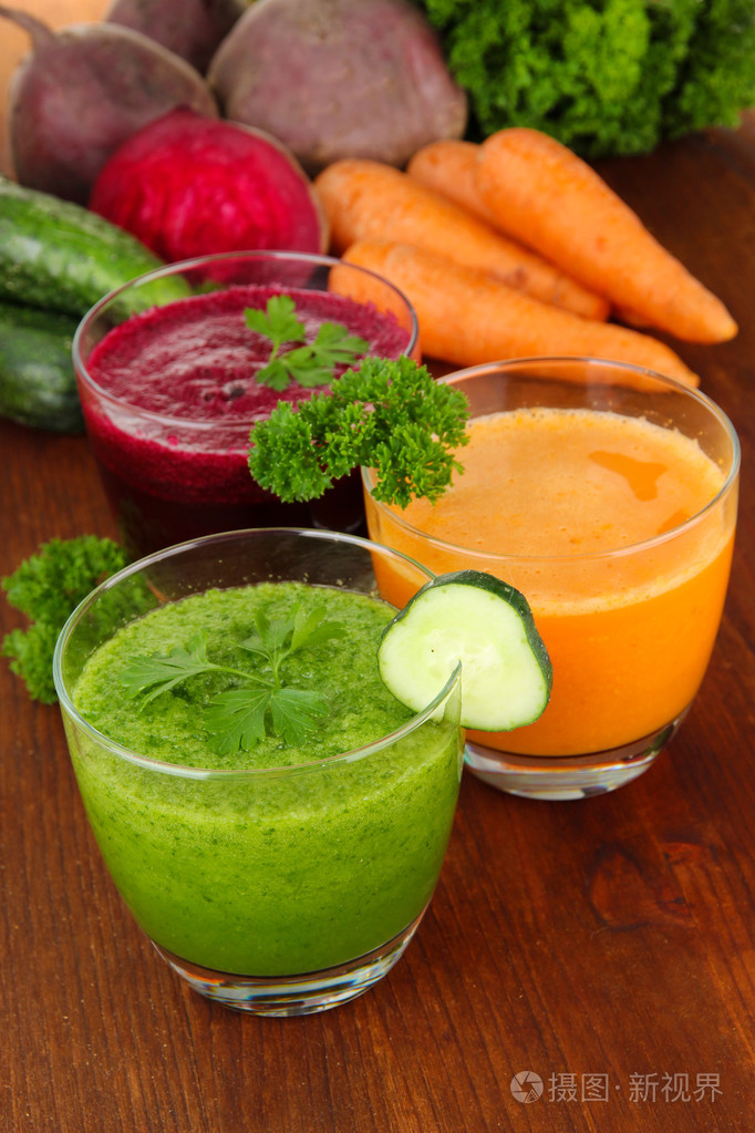 上表特写的新鲜蔬菜汁