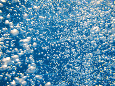 蓝色清澈的水中气泡