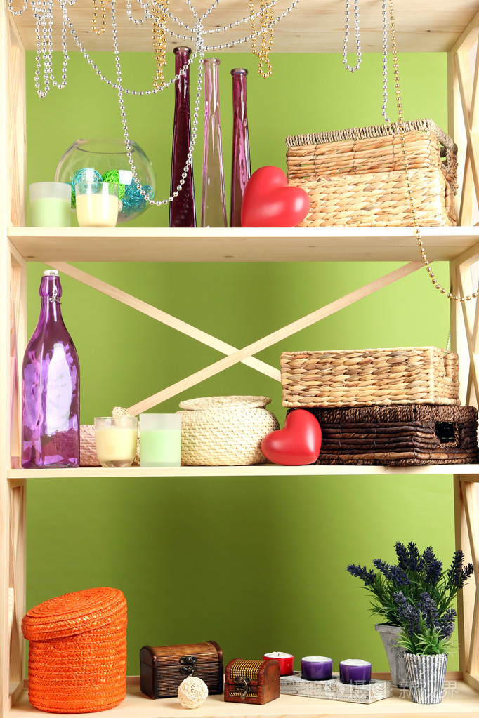 美丽的白色货架与不同首页相关对象,颜色背景墙上