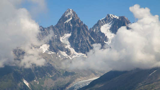 从 flegere 的 chardonnet 和 argentiere 针