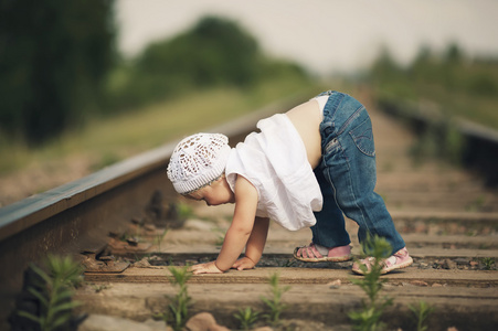 小女孩在铁路上播放