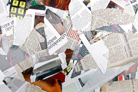 与各种不同的撕的报纸和杂志的背景照片