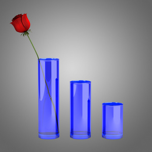 与玫瑰隔离在灰色的背景上的三个蓝色玻璃花瓶