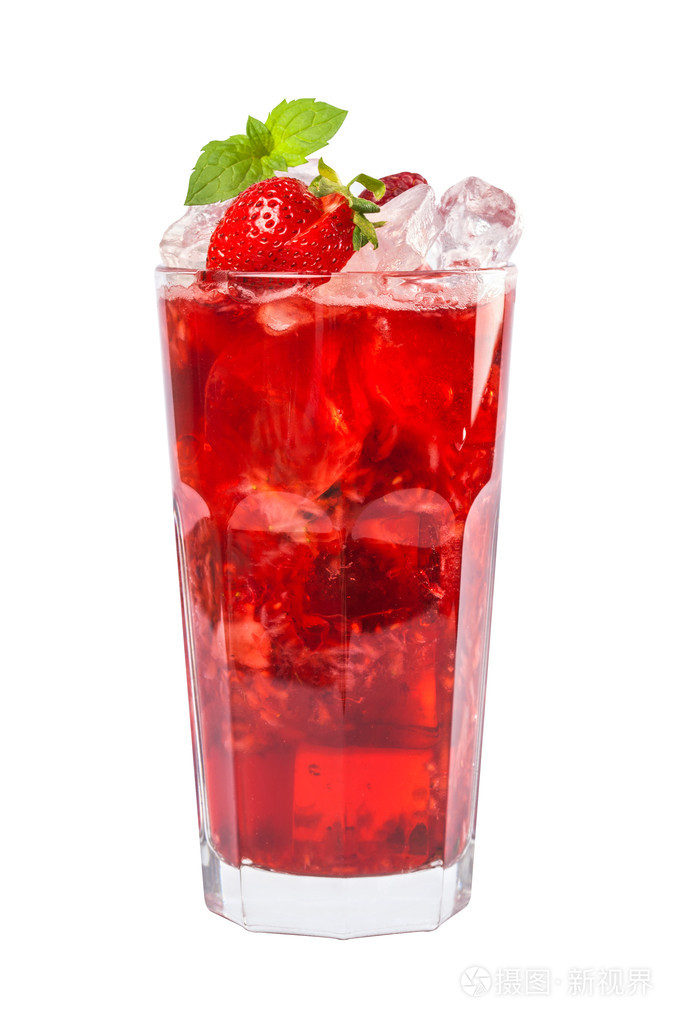 孤立在白色背景上的红色饮料