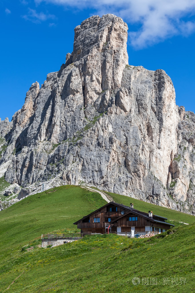 山脚下的一座高山小屋