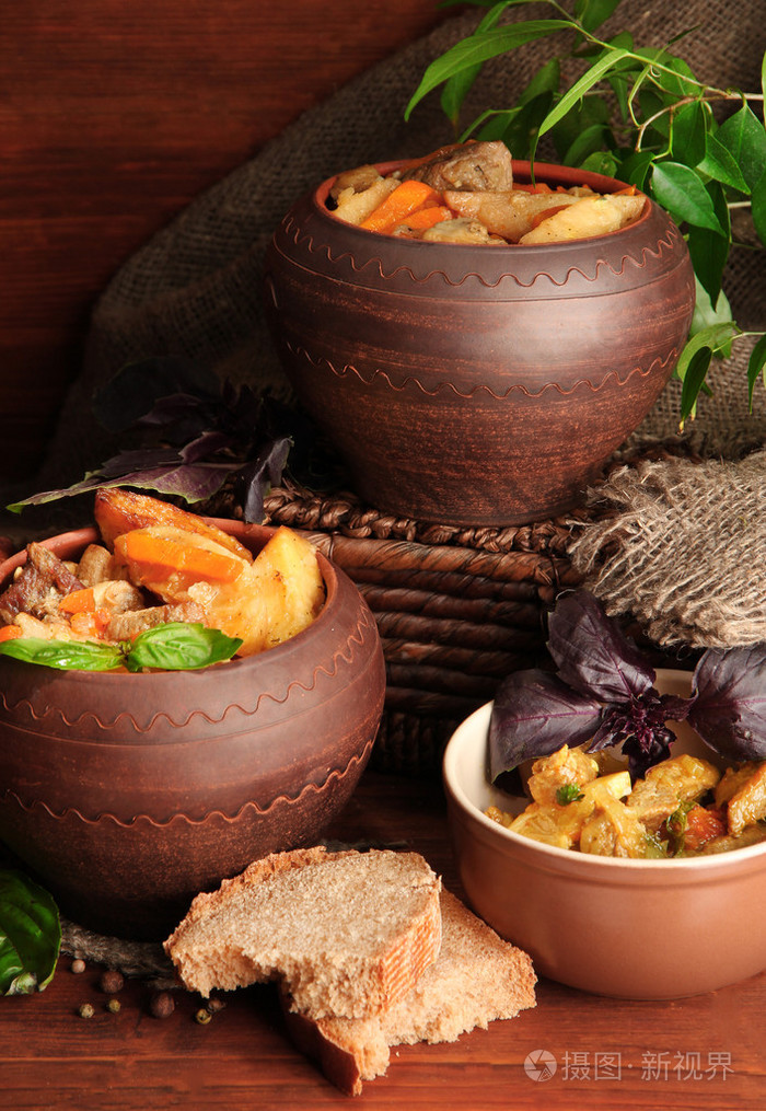 国产牛肉炒蔬菜在花盆里木背景上