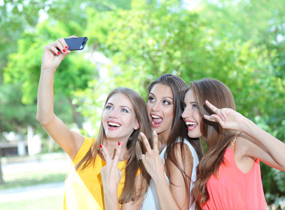 三个年轻漂亮的女人拍照中夏公园