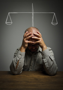 犹豫.体重秤可悲的男人.危机的概念可悲的男人