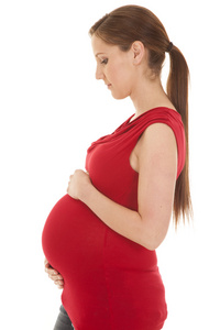 怀孕的女人红色衬衫边往下看