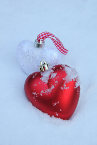 在雪中的红色和白色的心饰品