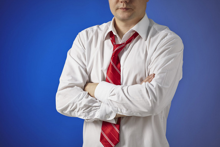 一件白衬衫和红色领带的业务人图片