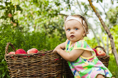 一篮红苹果的小女孩