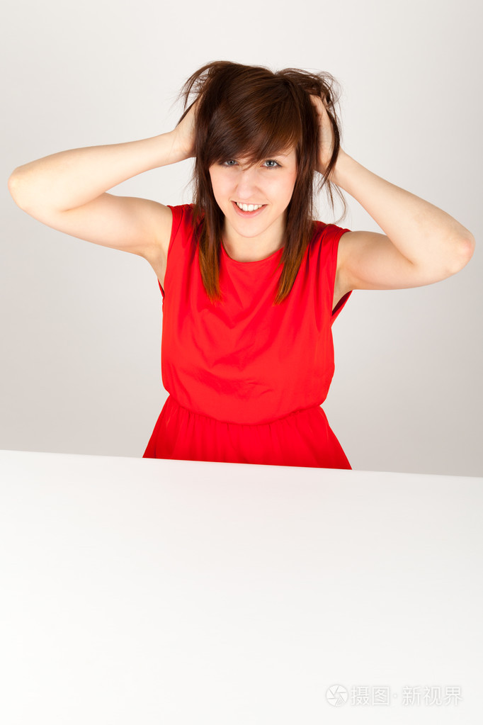 年轻的女人扯她的头发